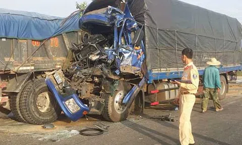 3 xe tải đâm nhau vì... tránh bò, hai người nguy kịch